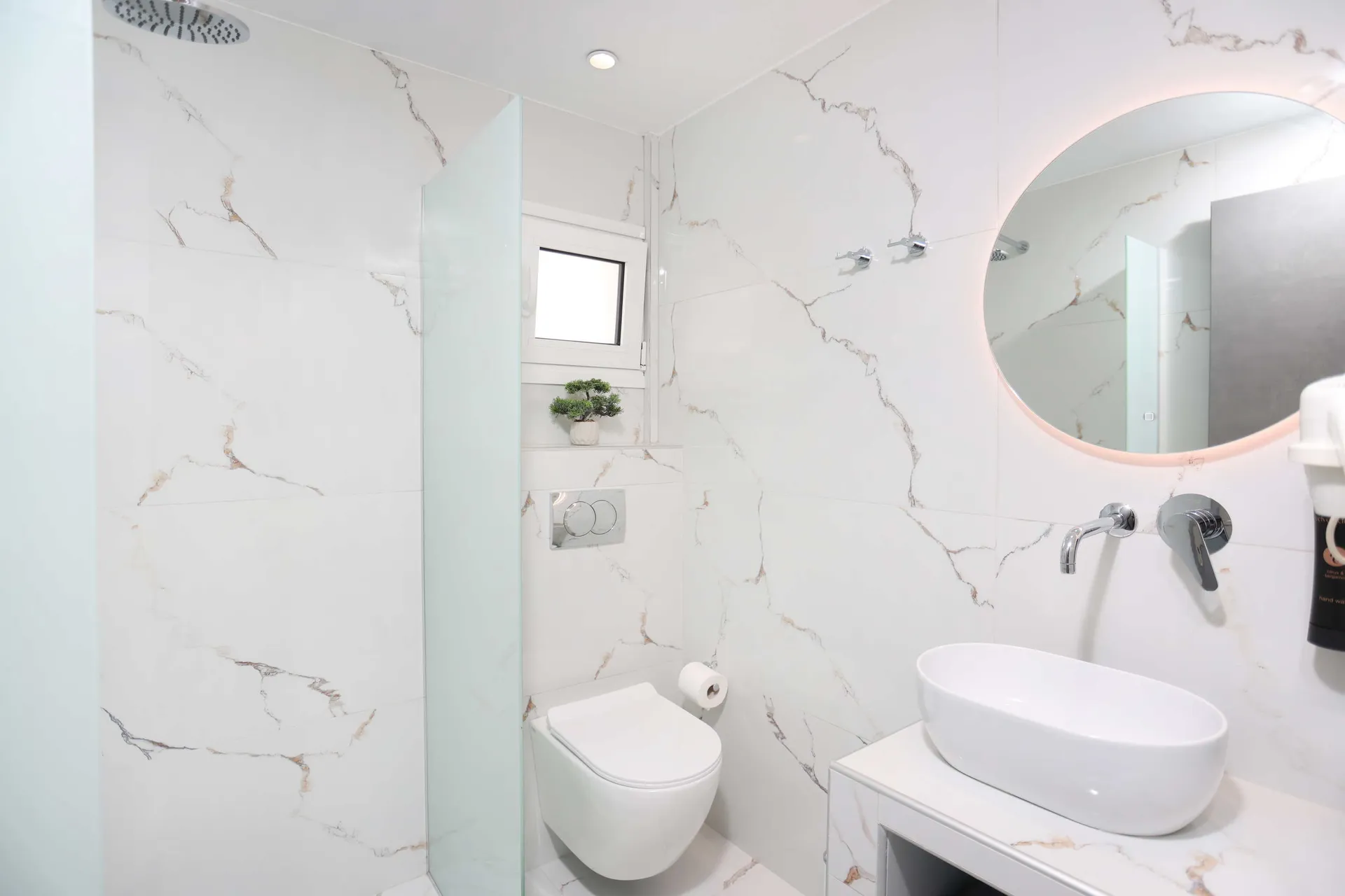 Tiara Holidays - Gregory Apartments - One Bedroom Deluxe Apartment - bathroom